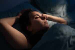 Ana Sayfa 2 Vertigo hastalarında doğru uyku pozisyonu baş dönmesini azaltmaya yardımcı olabilir. Bu görsel, dengeli ve rahat bir yatış pozisyonunu göstermektedir.