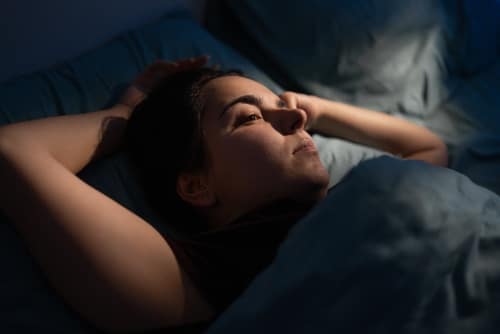 Vertigo Hastaları İçin En İyi 3 Uyku Pozisyonu ve Öneriler 1 Vertigo hastalarında doğru uyku pozisyonu baş dönmesini azaltmaya yardımcı olabilir. Bu görsel, dengeli ve rahat bir yatış pozisyonunu göstermektedir.